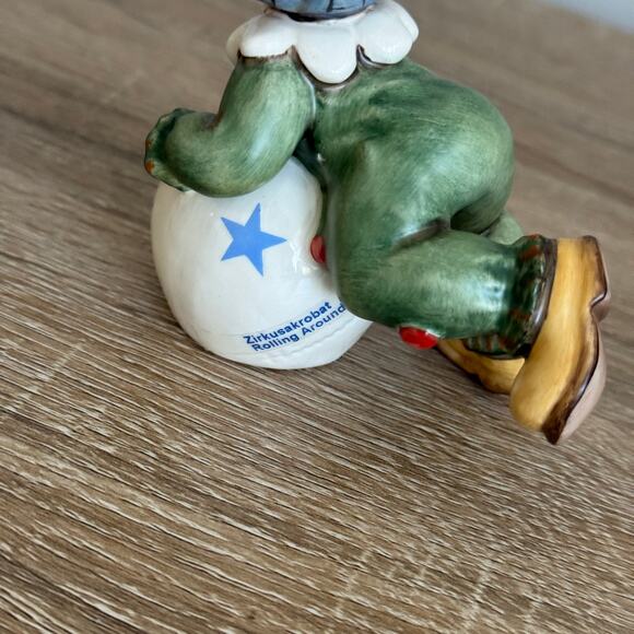 Goebel Hummel Rolling Around Zirkusakrobat 2088/B M.I. Hummel Club Figurine - Picture 6 of 10
